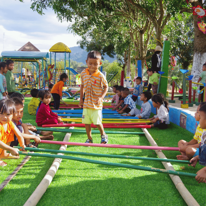 Vui chơi ngoài trời là một hoạt động không thể thiếu trong sinh hoạt hàng ngày của trẻ ở trường học